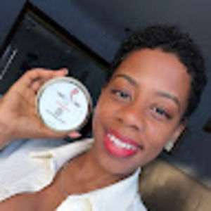 Meet your Posher, Dayna lurea